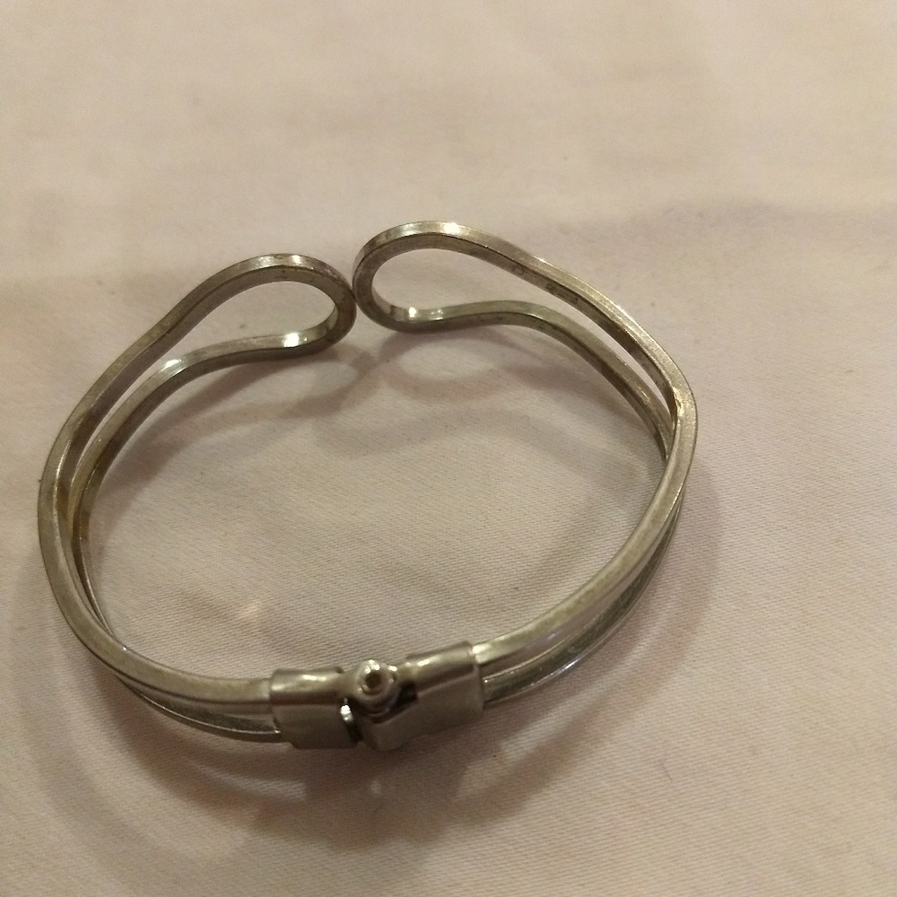 Sterling silver hinged bracelet